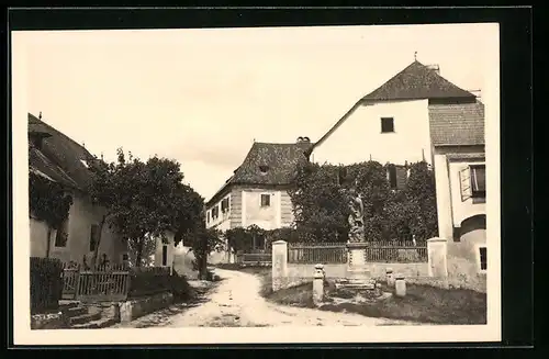 AK Rossatz, Strasse mit Denkmal im Ort
