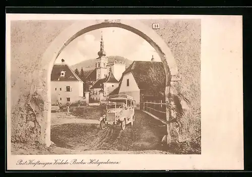AK Heiligenkreuz /Baden, Post-Kraftwagen-Verkehr durch Tor gesehen