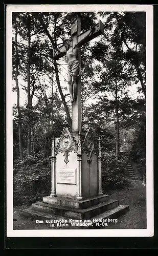 AK Klein Wetzdorf, Das kunstvolle Kreuz am Heldenberg