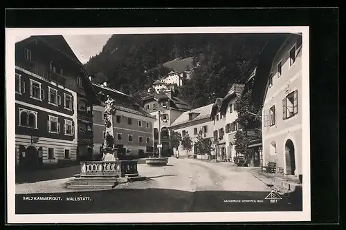 AK Hallstatt, Strassenpartie mit Säulendenkmal