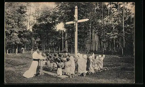 AK Badarpur-Assam, Rev. Pater Marcellinus Molz S. D. S. mit seinen Dorfkindern beim Nachtgebet auf dem Friedhof