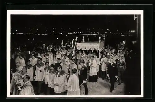 AK Budapest, A XXXIV. Nemzetközi Eucharisztikus Kongresszus, Körmenet a Dunánál