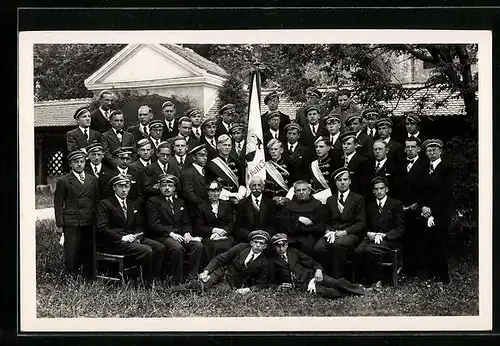 Foto-AK Hall i. T., Gruppenbild mit Studenten, studentische Szene