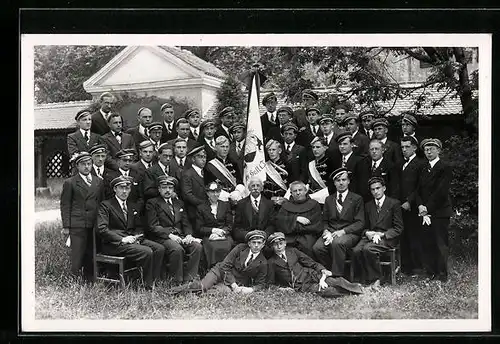 Foto-AK Hall i. T., Gruppenbild mit Studenten, studentische Szene