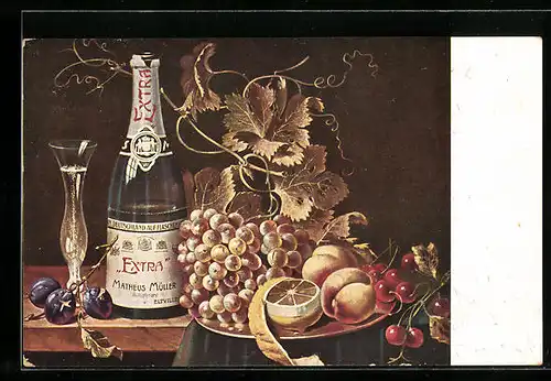 AK Matheus Müller Extra, Weinflasche drappiert auf einem Tisch mit Trauben