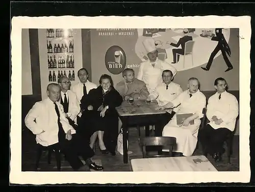 AK Köche vor einem Emailleschild mit Reklame für Bier