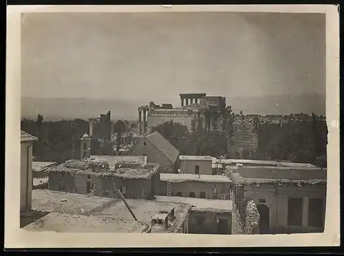 Fotografie unbekannter Fotograf, Ansicht Baalbek, Stadtrand mit Ruinen