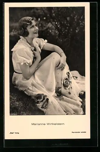 AK Schauspielerin Marianne Winkelstern sitzt auf einer Wiese