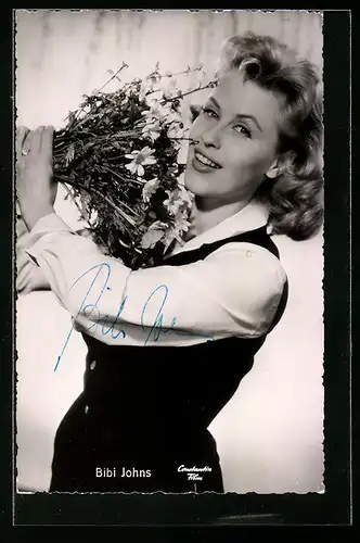 AK Schauspielerin Bibi Johns mit Blumenstrauss