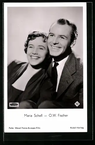 AK Schauspieler Maria Schell und O.W Fischer in vertrauter Pose