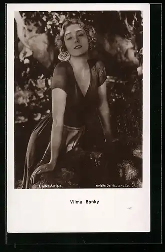 AK Schauspielerin Vilma Banky stützt sich an einer Mauer ab