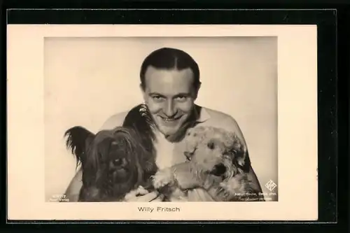 AK Schauspieler Willy Fritsch mit zwei Hunden