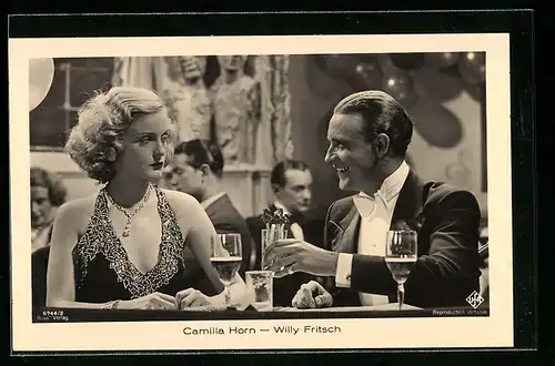 AK Schauspieler Camilla Horn und Willy Fritsch sitzen an einem Tisch