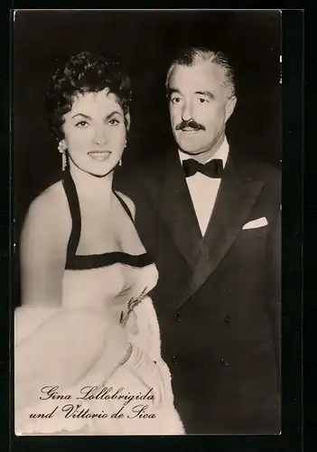 AK Schauspieler Gina Lollobrigida und Vittorio de Sica nebeneinader stehend