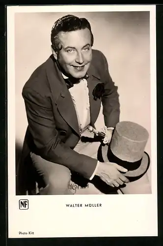 AK Schauspieler Walter Müller mit Gehstock und Hut