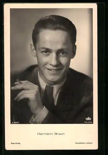 AK Schauspieler Hermann Braun mit einer Zigarette in seiner Hand