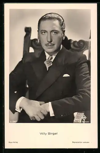 AK Schauspieler Willy Birgel sitzt auf einem Stuhl