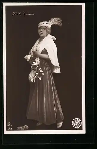 AK Schauspielerin Hedda Vernon mit Blumen in der Hand