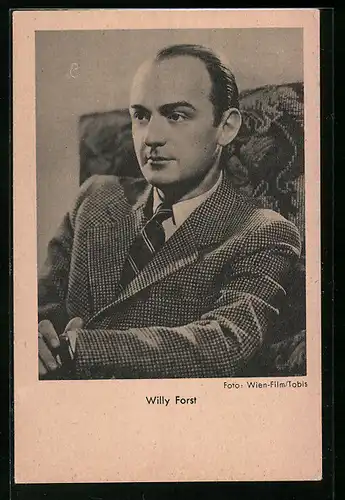 AK Schauspieler Willy Forst auf einem Stuhl sitzend