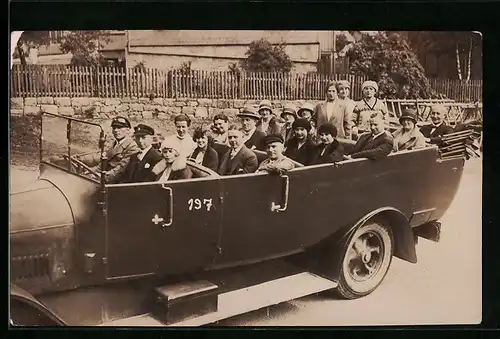 AK Autobus mit Touristen