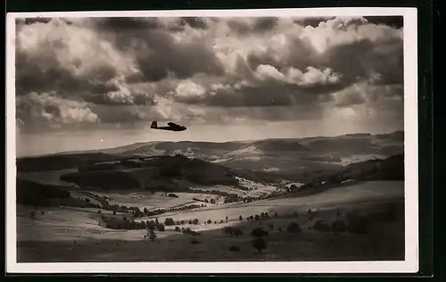 AK Seekuppe /Rhön, Segelflugzeug aus der Ferne