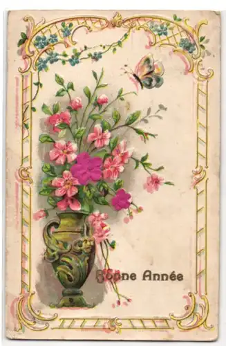Stoff-Präge-AK Schmetterling und Vase mit Blumen, z. T. aus Stoff