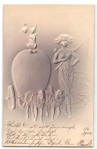 Präge-Airbrush-AK Osterhase thront auf Riesenei, Lämmer ziehen den Wagen