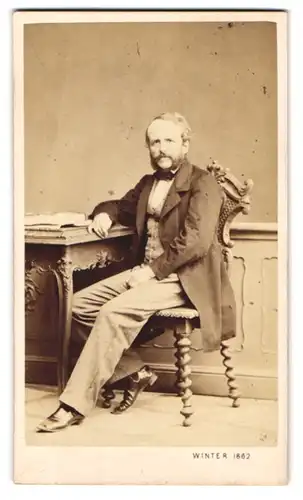 Fotografie M. L. Winter, Prag, Herr im Anzug, Herr im Anzug mit Backenbart