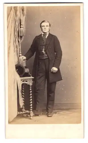 Fotografie Gebr. Ehlers, Altona, junger Mann im dunklen Anzug mit Zylinder und Krawatte
