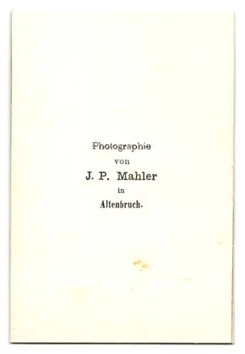 Fotografie J. P. Mahler, Altenbruch, zwei junge Damen in Reifrockkleidern posieren im Atelier