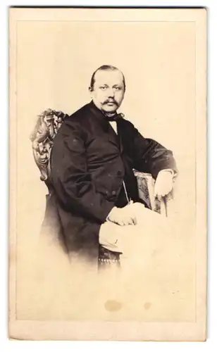 Fotografie H. F. Plate, Hamburg, Herr im Anzug mit Fliege und Moustache