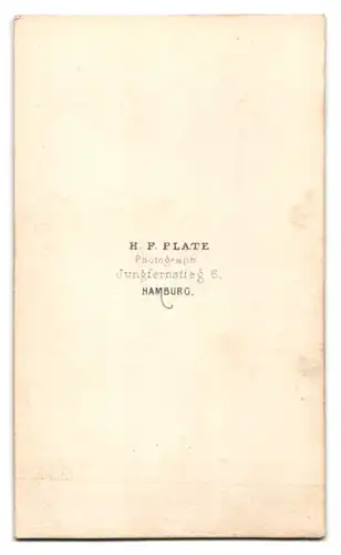 Fotografie H. F. Plate, Hamburg, Herr im Anzug mit Fliege und Moustache