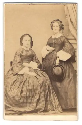 Fotografie unbekannter Fotograf und Ort, zwei junge Damen in zeitgenössischen Kleidern mit Kopfschmuck