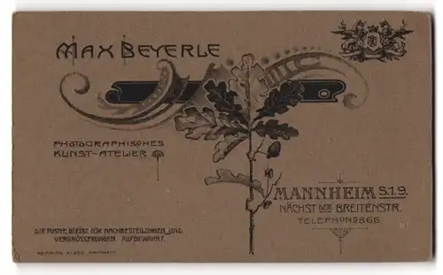 Fotografie Max Beyerle, Mannheim, S. 1.9., Eichenlaub mit Eicheln und Wappen mit Monogramm des Fotografen