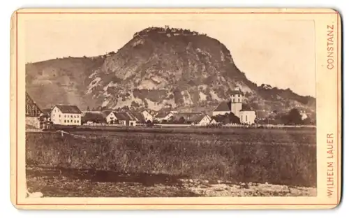 Fotografie Wilhelm Lauer, Constanz, Ansicht Singen, Blick auf den Ort mit dem Hohentwiel Berg