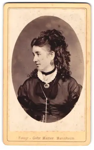 Fotografie Gebr. Matter, Mannheim, junge Dame im schwarzen Kleid mit prächtigen Locken, Ohrringe