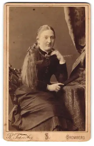 Fotografie R. Schreiber, Bromberg, junge Frau im schwarzen Kleid mit offenen blonden Haaren