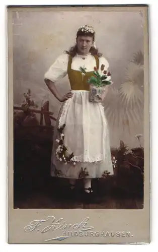Fotografie F. Zinck, Hildburghausen, Dame im Trachtenkleid mit Kopfschmuck und Blumentopf in der Hand, Handkoloriert