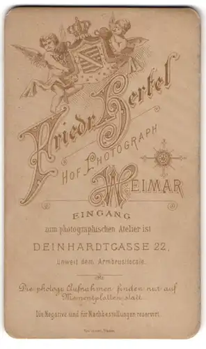 Fotografie Friedr. Hertel, Weimar, Engel halten königliches Wappen über Fotografen Anschrift