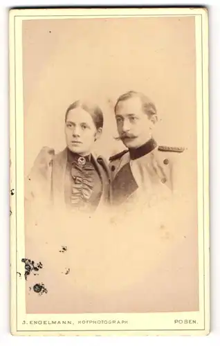 Fotografie J. Engelmann, Posen, Jäger in Uniform mit Moustache nebst seiner Frau
