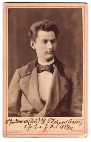 Fotografie Carl Remde, Eisenach, junger Jäger H. Gudermann im Anzug mit Fliege, 1880