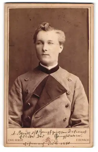 Fotografie Carl Remde, Eisenach, junger Jäger A. Bender in Uniform, 1880