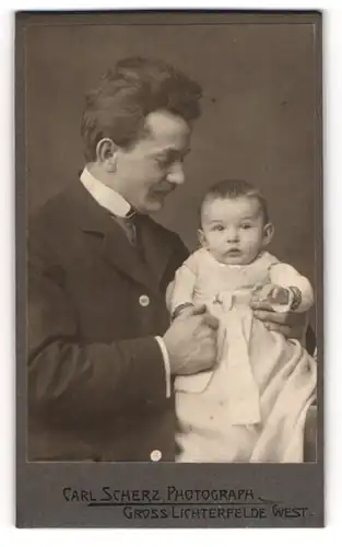 Fotografie Carl Cherz, Grosslichterfelde, junger Vater mit seinem Sohn Arnold Ewald, 1911