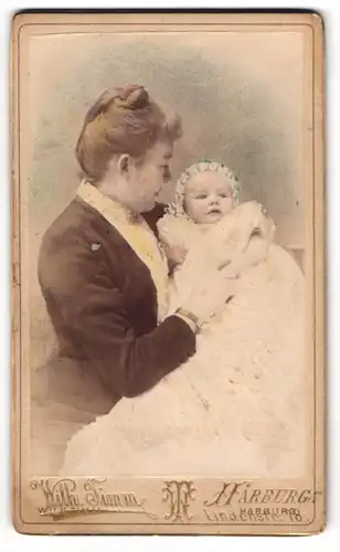Fotografie Wilh. Timm, Harburg, junge Mutter mit ihren neugeborenem Kind im Arm, Mutterglück, Handkoloriert