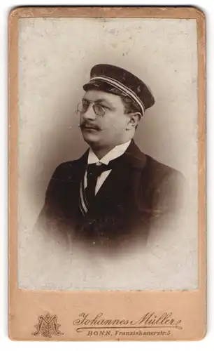 Fotografie Johannes Müller, Bonn, Student Rudolf Garlipp im Anzug mit Couleur und Tellermütze