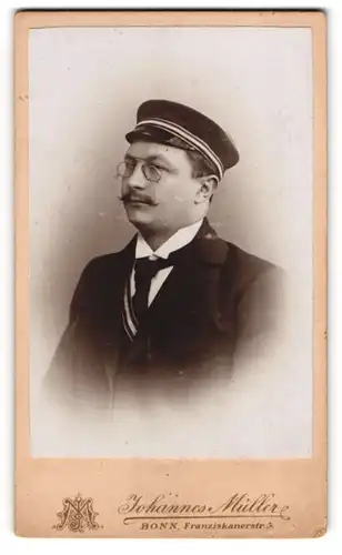 Fotografie Johannes Müller, Bonn, Student Rudolf Garlipp mit Couleur und Zwickerbrille