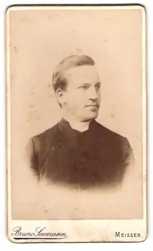 Fotografie Bruno Saemann, Meissen i. Sa., junger Pastor im Talar mit Collar