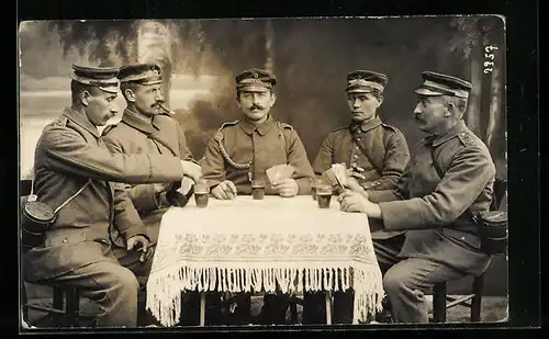 AK Soldaten bei einer Partie Kartenspiel