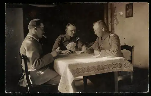 Foto-AK Soldaten bei einem Kartenspiel am Tisch