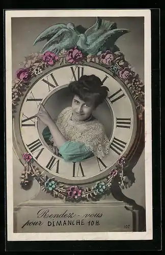 AK Rendez-vous, hübsche Dame guckt durch das Ziffernblatt einer Uhr
